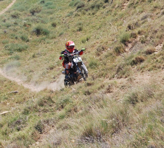 Calor y polvo en el enduro de Ujué